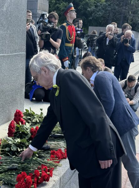 Председатель Петербургского «Яблока» возложил цветы к монументу «Мать-Родина» в День памяти и скорби
